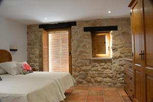 A bed or beds in a room at Cal Triquell