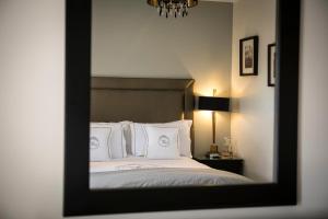 Postel nebo postele na pokoji v ubytování Keenans Boutique Hotel