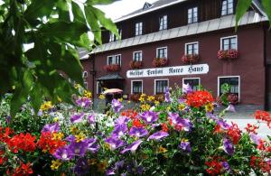 Zahrada ubytování Gasthof-Pension Rotes Haus