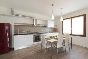 een keuken en eetkamer met een tafel en stoelen bij A Casa Di Giada in Refrontolo