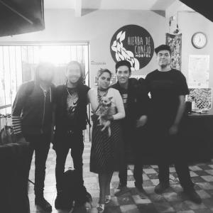 Eine Gruppe von Personen, die für ein Bild posieren in der Unterkunft Hierba De Conejo Hostel in Oaxaca de Juárez