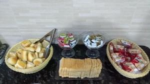 Comida en o cerca de este hotel