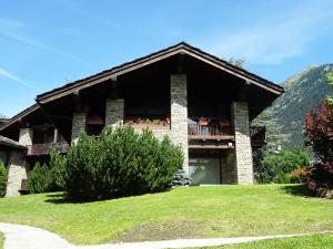 a house in the mountains with a balcony at La Rouine - Morgex in Morgex