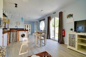 a kitchen with a washer and dryer in a room at AlmenaraLove Bellaluna in Robledo de Chavela