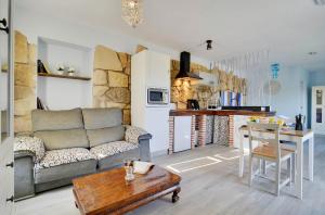 a living room with a couch and a table at AlmenaraLove Bellaluna in Robledo de Chavela