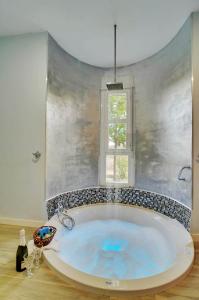 a large tub in a bathroom with a window at AlmenaraLove Bellaluna in Robledo de Chavela