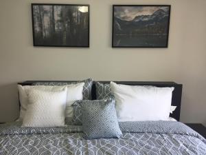 Un pat sau paturi într-o cameră la Twelve Oaks By Marquee Vancouver