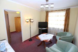 Televízia a/alebo spoločenská miestnosť v ubytovaní Hotel Kakadu