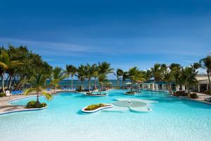 Sundlaugin á Coconut Bay Beach Resort & Spa All Inclusive eða í nágrenninu