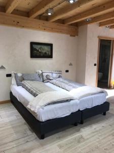 Tempat tidur dalam kamar di B&B Balançon Mountain Lodge