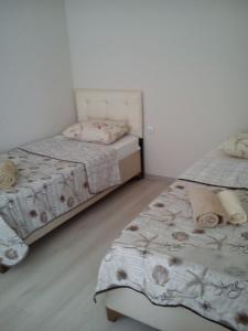 two twin beds in a room with at C.C HOME SUİT APART in Edirne