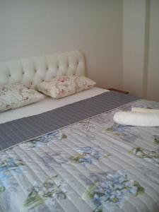 Una cama con dos almohadas encima. en C.C HOME SUİT APART en Edirne