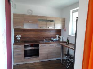 Kuchnia lub aneks kuchenny w obiekcie Apartament ORANGE Warmia Towers
