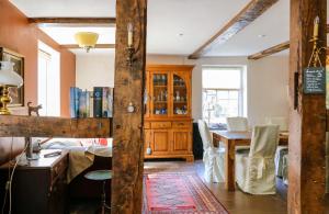 ein Wohnzimmer mit einem Tisch und einem Esszimmer in der Unterkunft Gästehaus White Horse Diedersen in Coppenbrügge