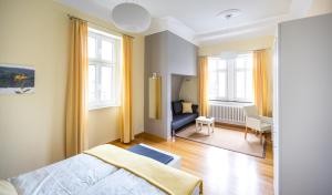 1 dormitorio con 1 cama y sala de estar en Gästehaus & Weingut Clüsserath-Weiler en Trittenheim