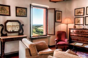 - un salon avec un canapé et une fenêtre dans l'établissement Hotel Santa Caterina, à Sienne
