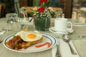 Makanan di atau berdekatan hotel