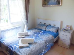 1 dormitorio con 1 cama con 2 toallas en Sweet Home in Jerusalem Mountains, en Tzur Hadassah