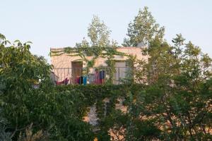 una casa detrás de unos árboles y una valla en Sweet Home in Jerusalem Mountains, en Tzur Hadassah