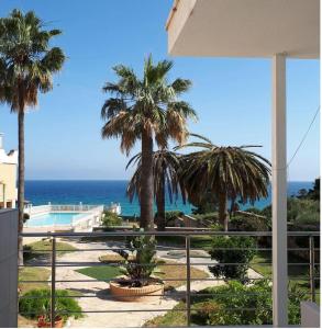 a balcony with palm trees and a view of the ocean at Estrena loft en el mejor sitio de Tarragona in Tarragona