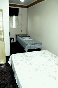 Habitación con 2 camas en una habitación en Hotel Pousa La, en Cosmópolis