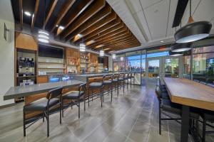 Zona de lounge sau bar la Hyatt Place Eugene/Oakway Center