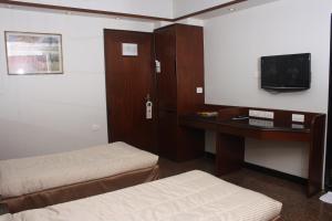 TV a/nebo společenská místnost v ubytování Hotel Karl Residency