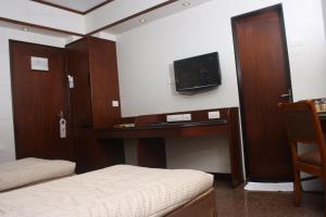 TV a/nebo společenská místnost v ubytování Hotel Karl Residency