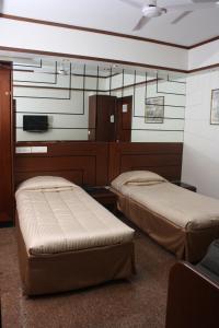 Postel nebo postele na pokoji v ubytování Hotel Karl Residency
