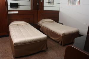 Postel nebo postele na pokoji v ubytování Hotel Karl Residency