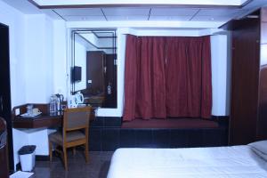 Postel nebo postele na pokoji v ubytování Hotel Karl Residency
