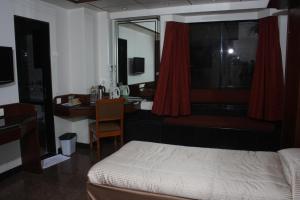 Postel nebo postele na pokoji v ubytování Hotel Karl Residency