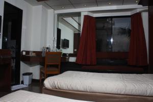Postel nebo postele na pokoji v ubytování Hotel Karl Residency
