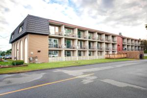 a building on the side of a street at Travelodge by Wyndham Nanaimo in Nanaimo