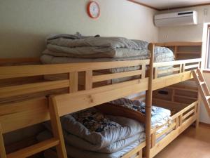 Beppu Yukemuri-no-oka Youth Hostel tesisinde bir ranza yatağı veya ranza yatakları