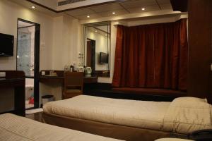 Postel nebo postele na pokoji v ubytování Hotel Karl Residency