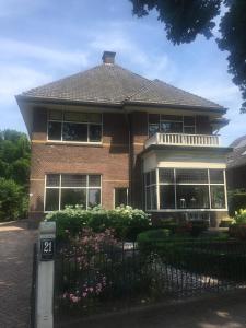 uma casa com um sinal em frente em 't Heerenhuys em Wageningen