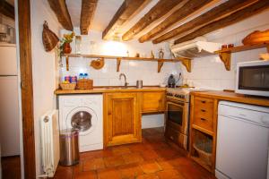Kuchyňa alebo kuchynka v ubytovaní El Bulín de Pedraza - Casa del Serrador + 5 fotografií
