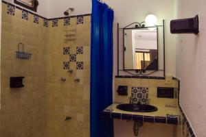 une salle de bain avec un lavabo et une douche avec un miroir dans l'établissement La Casa del Chac, à Mérida 48 autres photos