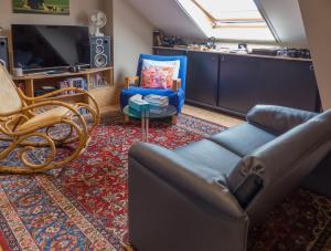 un salon avec un canapé et une chaise dans l'établissement B&B E48, à Bruges