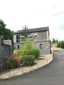 une maison en pierre avec un jardin en face dans l'établissement Holiday Home On Farnham Estate, à Cavan