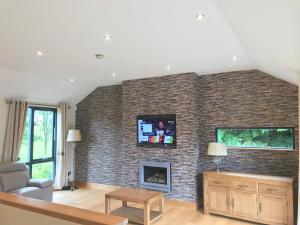 uma sala de estar com uma parede de tijolos e uma lareira em Holiday Home On Farnham Estate em Cavan