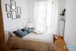Postel nebo postele na pokoji v ubytování Warsaw Concierge Bracka Retro flat