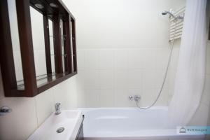 Koupelna v ubytování Warsaw Concierge Bracka Retro flat + 9 fotografií