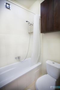 Koupelna v ubytování Warsaw Concierge Bracka Retro flat