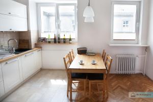Kuchyň nebo kuchyňský kout v ubytování Warsaw Concierge Bracka Retro flat