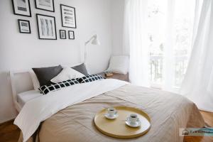 Postel nebo postele na pokoji v ubytování Warsaw Concierge Bracka Retro flat