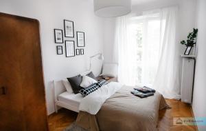 Postel nebo postele na pokoji v ubytování Warsaw Concierge Bracka Retro flat