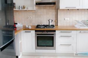 Kuchyň nebo kuchyňský kout v ubytování Warsaw Concierge Bracka Retro flat