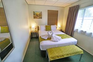Cama ou camas em um quarto em Anglesea Motel and Conference Centre